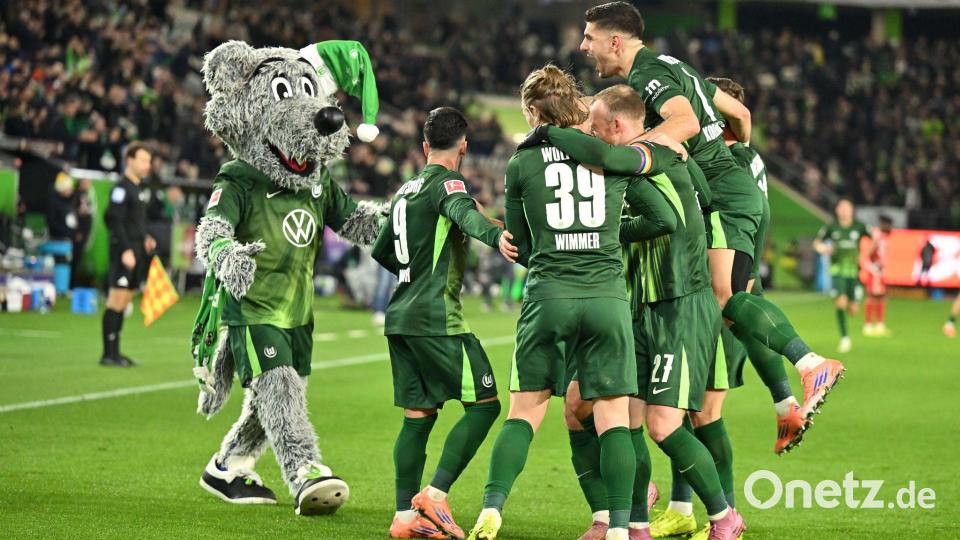 Wolfsburger Jubel mit Maskottchen. Bild: Swen Pförtner/dpa