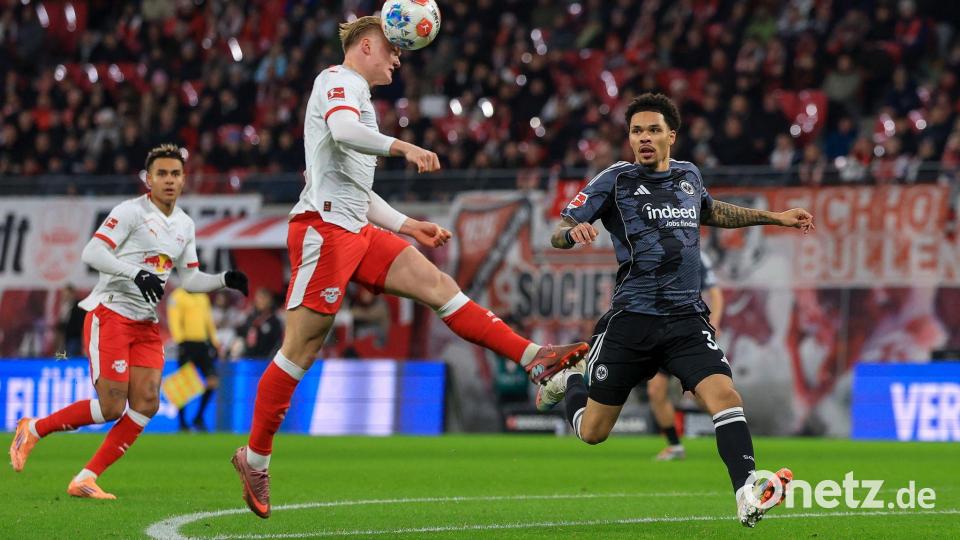 Conrad Harder (RB Leipzig) trifft zum 1:0, Nnamdi Collins (r, Eintracht Frankfurt) kann es nicht verhindern. Bild: Jan Woitas/dpa