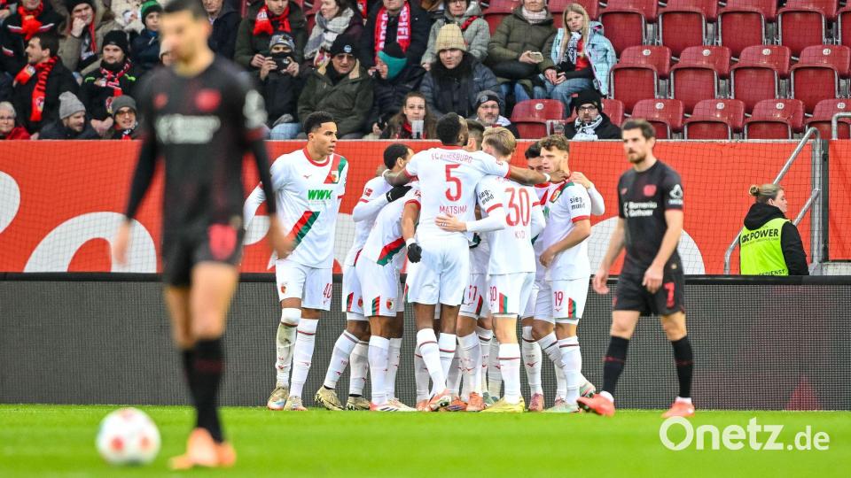 Glückliche Augsburger nach der Führung von Dimitrios Giannoulis. Bild: Harry Langer/dpa