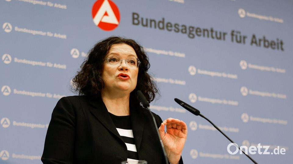 BA-Chefin Nahles hält es angesichts des Fachkräftemangels für eine falsche Entwicklung, wenn Unternehmen an den Ausbildungsplätzen sparen. (Archivbild) Bild: Daniel Löb/dpa