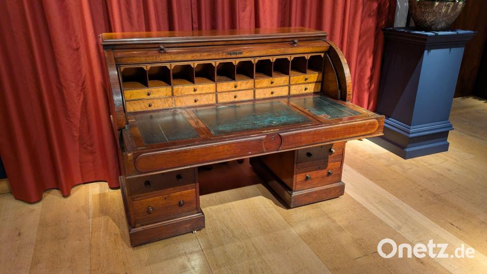 Der Schreibtisch von J.R.R. Tolkien, an dem der britische Autor mutmaßlich seinen Roman &quot;Der Herr der Ringe&quot; fertigstellte. Bild: Philip Dethlefs/dpa