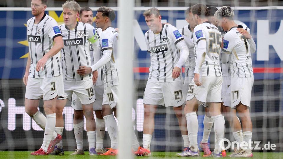 Durften in Paderborn jubeln: Die Profis der SV Elversberg. Bild: Bernd Thissen/dpa