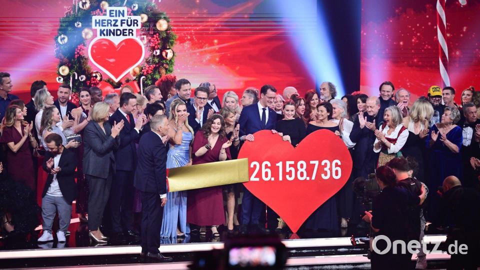 Die Spendensumme der Spenden-Gala &quot;Ein Herz für Kinder“ am Ende der Sendung wird präsentiert. Bild: Sebastian Christoph Gollnow/dpa