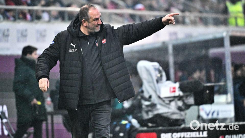 Im Regen trieb Heidenheims Trainer Frank Schmidt seine Elf gegen Freiburg an. Bild: Jan-Philipp Strobel/dpa