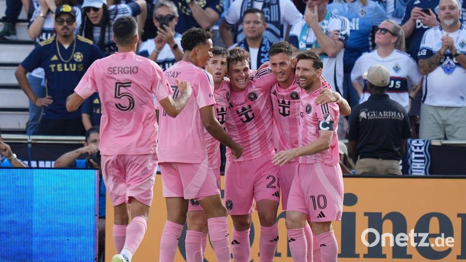Miami jubelt über das 1:0 - ein Eigentor von Vancouver-Profi Ocampo. Bild: Rebecca Blackwell/AP/dpa