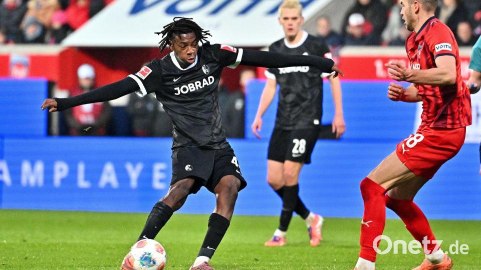 Johan Manzambi schießt das 1:0 für den SC Freiburg. Bild: Jan-Philipp Strobel/dpa