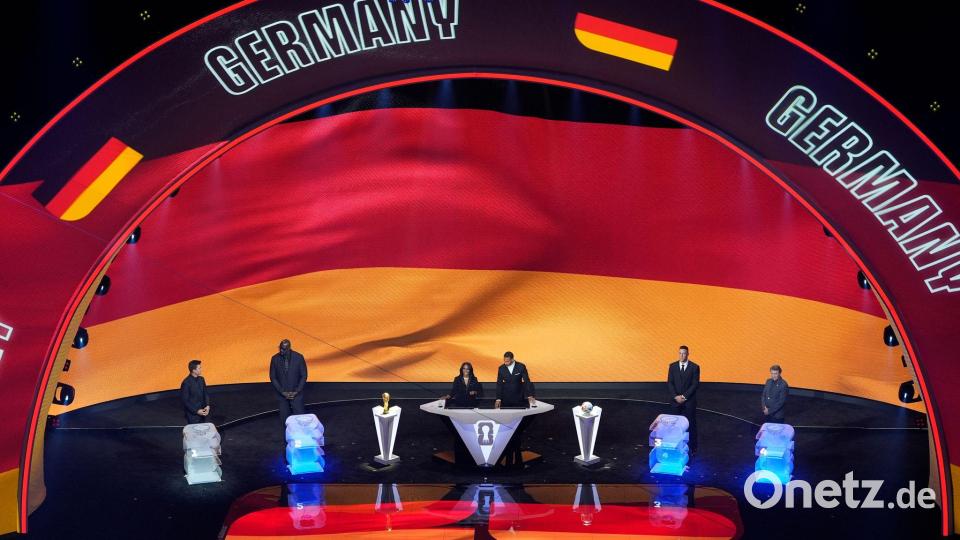 Die Bühne bei der WM-Auslosung leuchtet in den deutschen Farben. Bild: Alex Brandon/AP/dpa