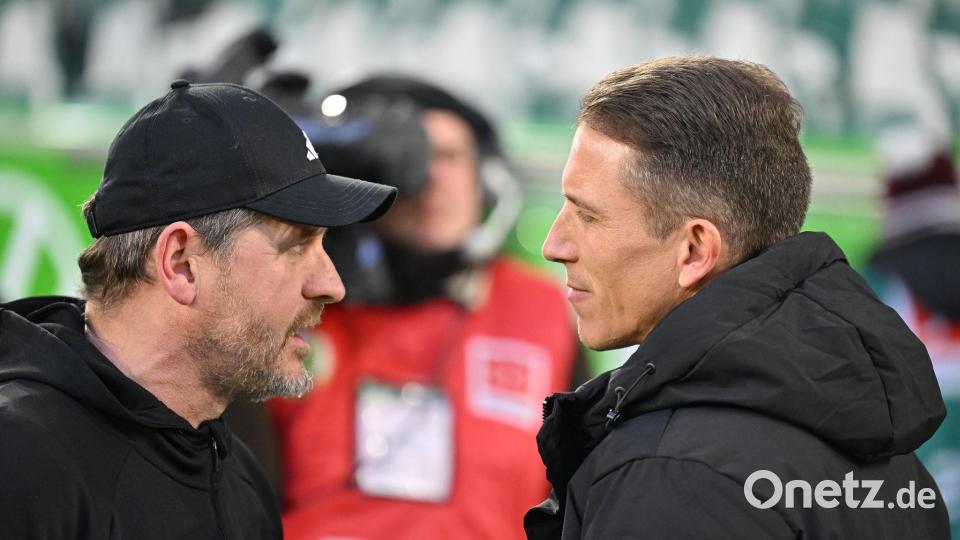 Trainerkollegen: Steffen Baumgart von Union Berlin (l) und sein ehemaliger Spieler Daniel Bauer (VfL Wolfsburg). Bild: Swen Pförtner/dpa