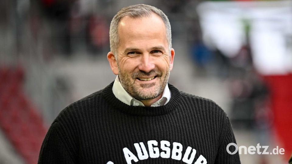 Hatte gut lachen: Augsburgs Interimstrainer Manuel Baum Bild: Harry Langer/dpa
