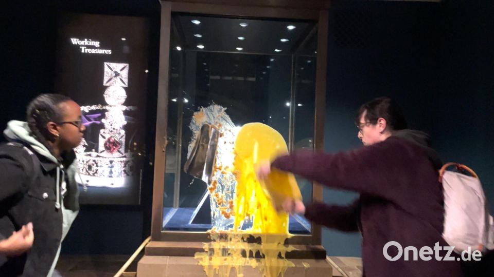 Aktivisten beschmieren die Vitrine, in der die Krone ist. Bild: Take Back Power/PA Media/dpa
