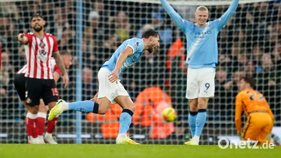 City-Abwehrspieler Ruben Dias trifft sehr zur Freude von Erling Haaland. Bild: Dave Thompson/AP/dpa