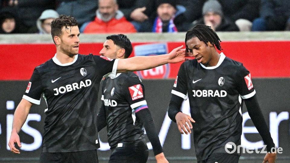 Durfte sich feiern lassen: Freiburgs Torschütze Johan Manzambi. Bild: Jan-Philipp Strobel/dpa