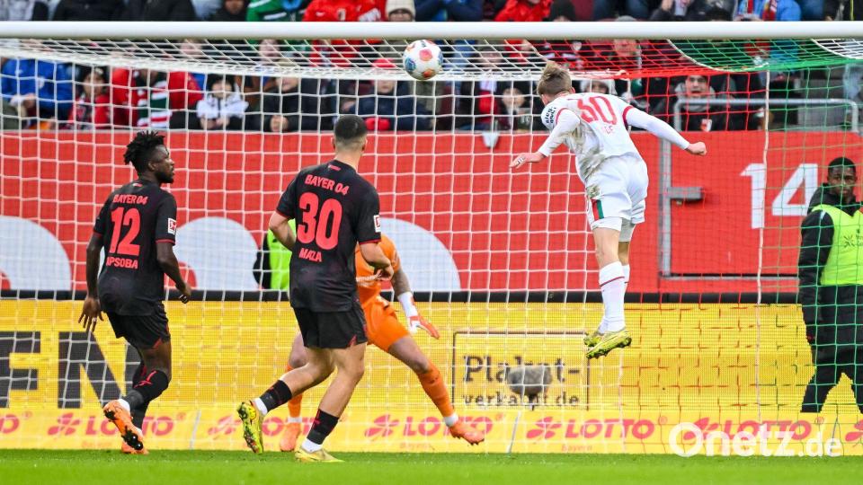 Anton Kade beweist für den FC Augsburg Köpfchen. Bild: Harry Langer/dpa