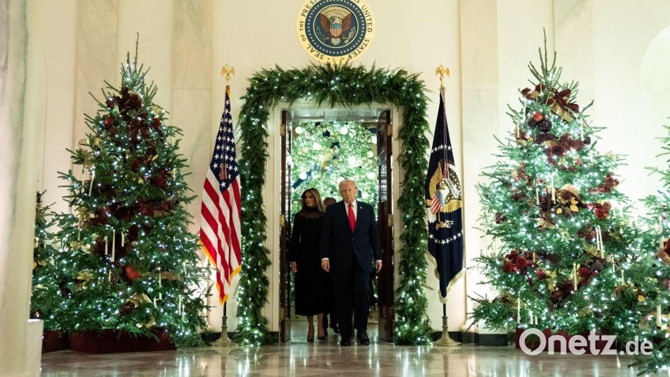 US-Präsident Donald Trump (r) und First Lady Melania Trump betreten in Washington die Cross Hall. Bild: Allison Robbert/AP/dpa