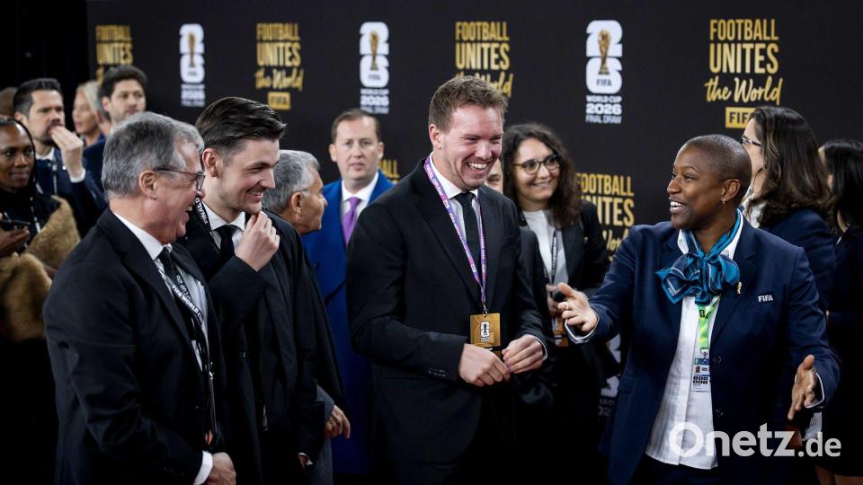 Julian Nagelsmann läuft über den Roten Teppich bei der WM-Auslosung. Bild: Koen Van Weel/ANP/dpa