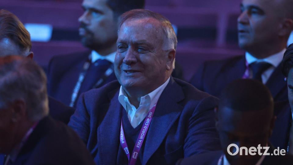 Trainer Advocaat verfolgt die WM-Auslosung. Bild: Dan Mullan/POOL Getty/AP/dpa