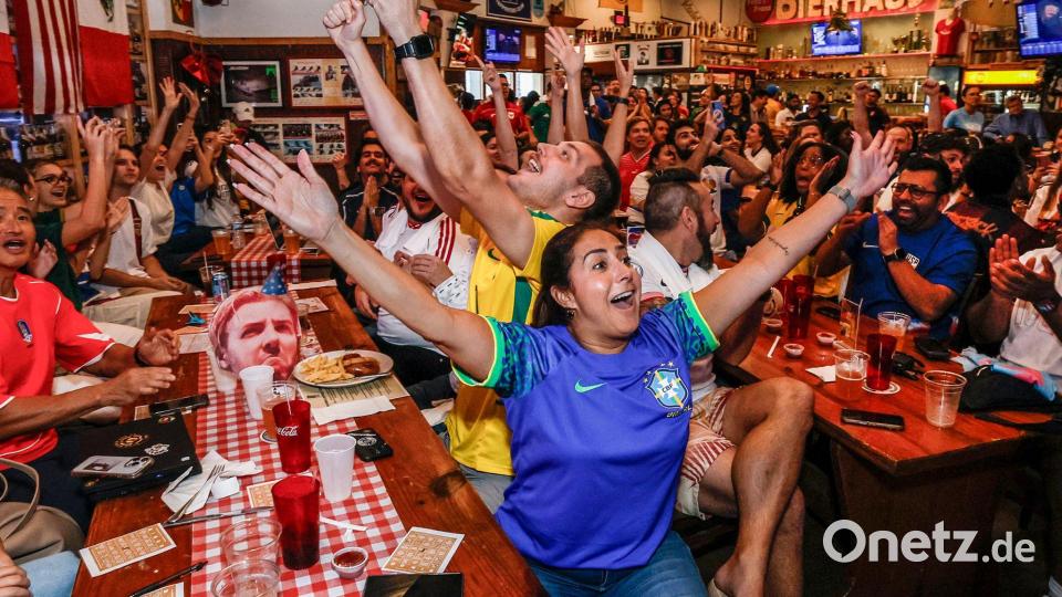 Fußballfans reagieren auf die Auslosung der FIFA Fußball-Weltmeisterschaft. Bild: Al Diaz/TNS via ZUMA Press Wire/dpa