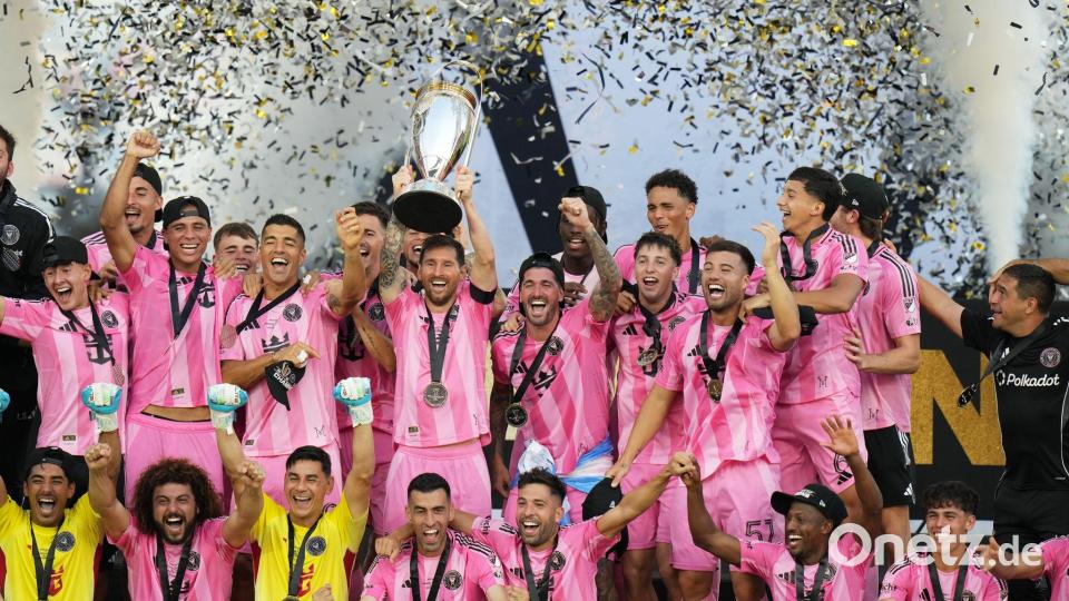Lionel Messi (M) von Inter Miami feiert mit seinen Mannschaftskollegen nach dem Gewinn des MLS-Pokals. Bild: Lynne Sladky/AP/dpa