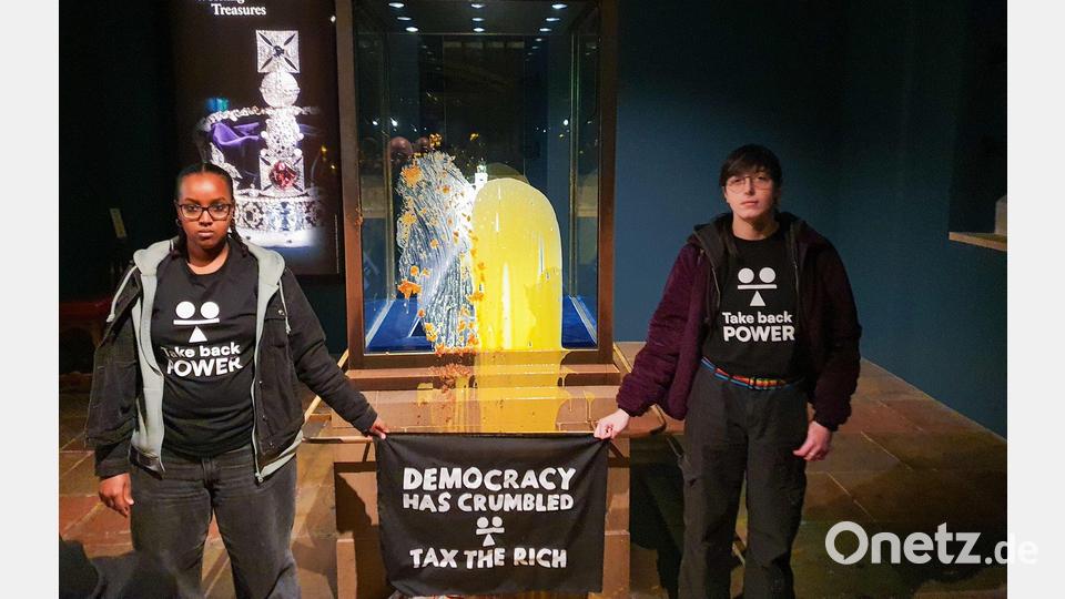 Die Aktivisten überbringen ihre Botschaft. Bild: Take Back Power/PA Media/dpa