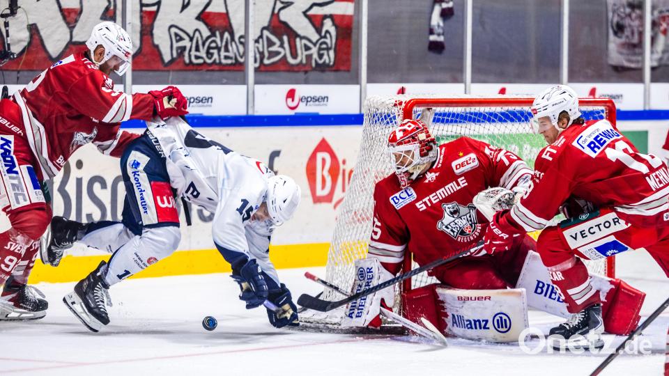 Fabian Voit (Zweiter von links) von den Blue Devils Weiden kommt vor dem Tor von Jonas Neffin (Eisbären Regensburg) zu Fall. Bild: Tobias Neubert