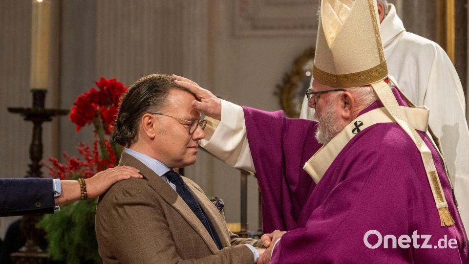 Als einer von mehr als 50 Firmlingen ließ sich Hilko Denekas von Erzbischof Kardinal Reinhard Marx in der Münchner Kirche St. Michael firmen. Bild: Stefan Puchner/dpa