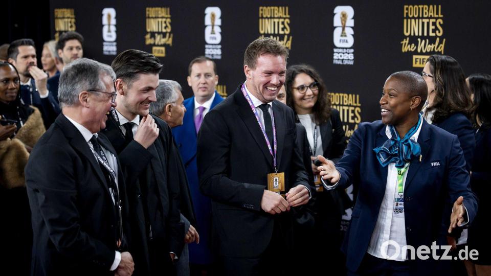 Julian Nagelsmann läuft über den Roten Teppich bei der WM-Auslosung. Bild: Koen Van Weel/ANP/dpa