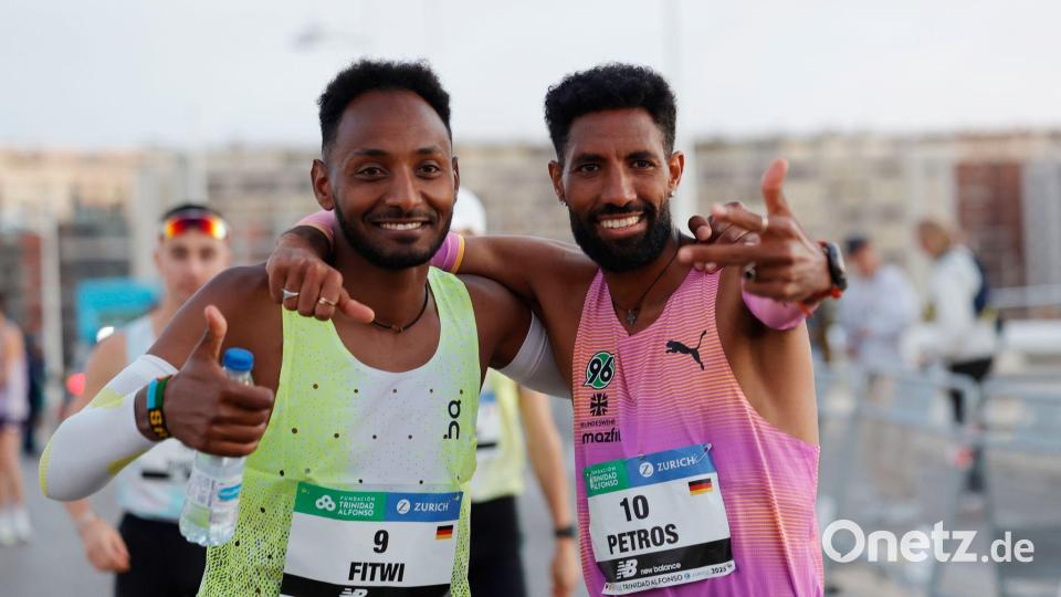 Amanal Petros (r) nahm Samuel Fitwi (l) den deutschen Marathon-Rekord wieder ab. Bild: David Gonzalez/dpa