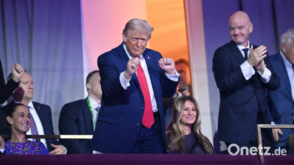 Donald Trump tanzt auf der Tribüne bei der WM-Auslosung. Bild: Mandel Ngan/POOL AFP/AP/dpa