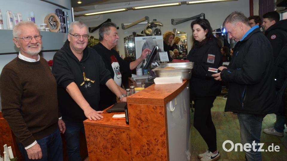 Wolfgang Leupold und Rainer Gebert (von links) sind für die professionelle Abwicklung der Abrechnung zuständig. Bild: dob