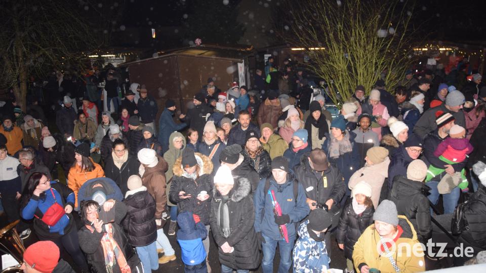 Christkindlmarkt im Pfarrhof, die Besucher warten auf den Auftritt der Kinder. Bild: fz