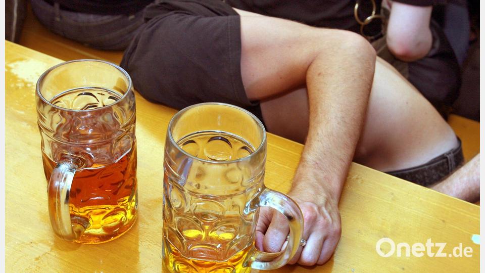 Die Zahl der Kinder und Jugendlichen, die mit Alkoholvergiftung in die Klinik kamen, nimmt weiter ab. (Symbolbild) Bild: Karl-Josef Hildenbrand/dpa/dpa-tmn