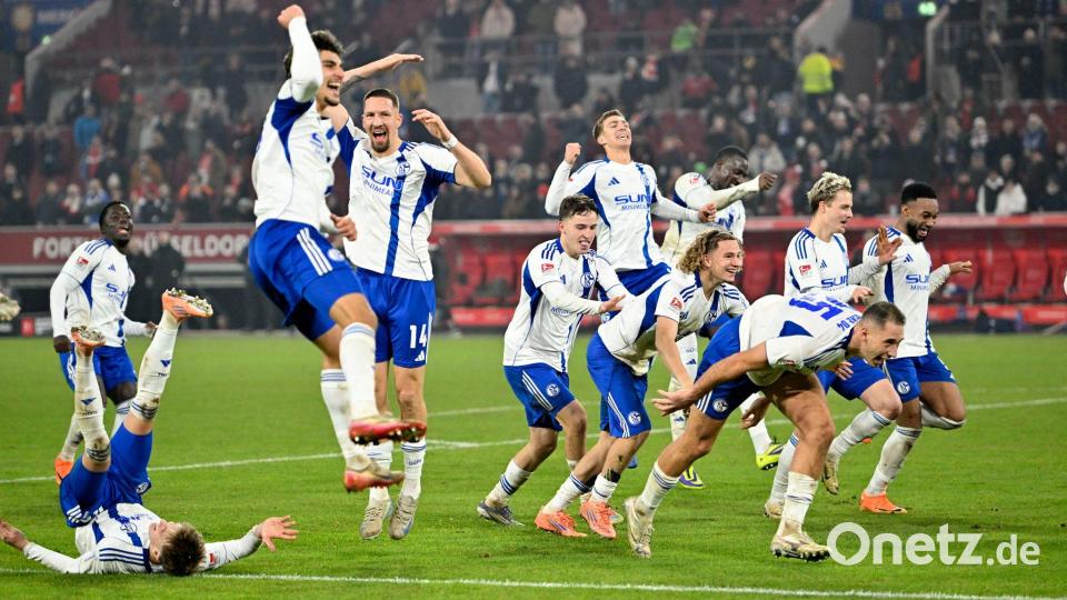 Schalker Freude nach dem Schlusspfiff. Bild: Anke Waelischmiller/dpa