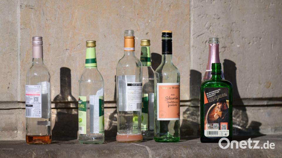 Alkohol bleibt unter jungen Menschen beliebt. (Symbobild). Bild: Robert Michael/dpa