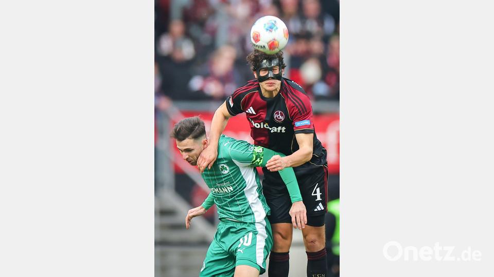 Nürnbergs Verteidiger Fabio Gruber (r) im Luftkampf mit Fürths Branimir Hrgota. Bild: Daniel Karmann/dpa