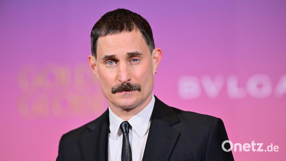 Stand das erste Mal auf „so einer Bühne“: Schauspieler Clemens Schick verpasst das Finale von „The Masked Singer“. (Archivbild) Bild: Sebastian Christoph Gollnow/dpa