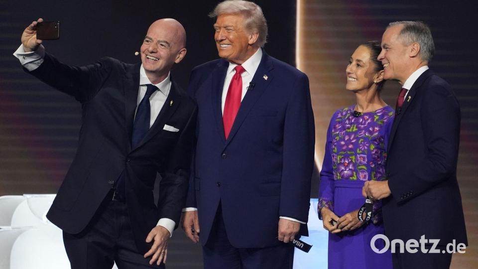 FIFA-Chef Gianni Infantino macht ein Selfie mit den Regierungschefs der drei WM-Gastgeber. Bild: Evan Vucci/AP/dpa