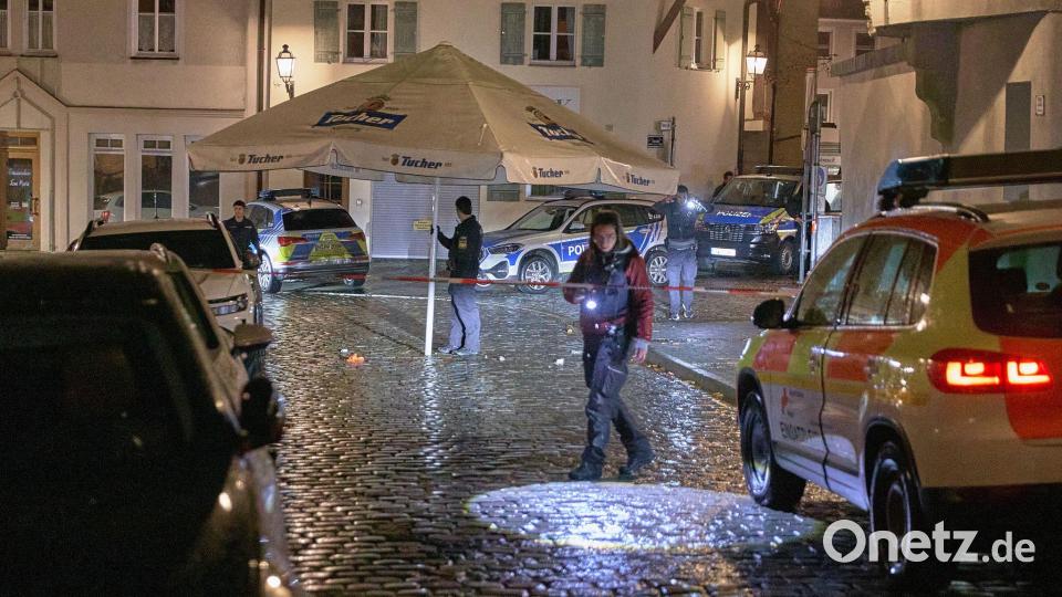 Polizisten suchen in der Innenstadt von Ansbach einen Tatort ab. Bild: Tizian Gerbing/dpa