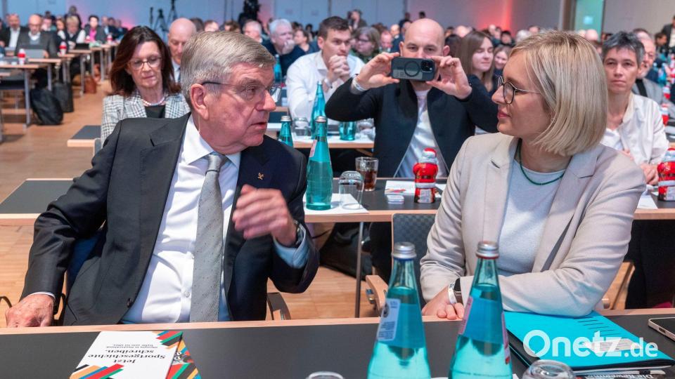 Die Politik um Sport-Staatsministerin Christiane Schenderlein (CDU, r) unterstützt eine deutsche Olympia-Bewerbung. Bild: Helmut Fricke/dpa