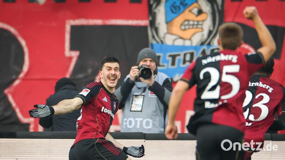 Luka Lotschoschwili (l) bejubelt sein erstes Tor für Nürnberg. Bild: Daniel Karmann/dpa