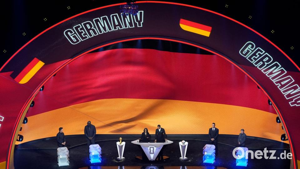 Die Bühne bei der WM-Auslosung leuchtet in den deutschen Farben. Bild: Alex Brandon/AP/dpa