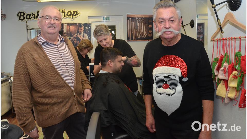 Der Aktionstag „Styling gegen Krebs“ zeigt auch in seiner 15. Auflage: Wenn Menschen sich mit Herz und Engagement zusammentun, entsteht etwas, das weit über perfekt sitzende Frisuren hinausgeht – ein Funken Hoffnung für Kinder und Familien, die ihn dringend brauchen. Herbert Putzer (links) und Günther Schönberger (rechts) sind längst Profis für den Aktionstag. Bild: dob