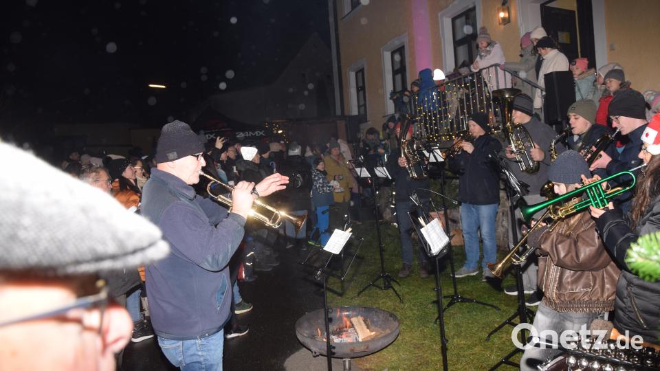 Mit weihnachtlichen Weisen unterhielt die Stadtkapelle. Bild: fz