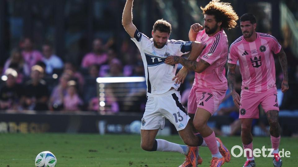 Müller (links) lieferte sich intensive Zweikämpfe Bild: Darryl Dyck/The Canadian Press/AP/dpa