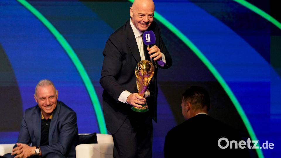 FIFA-Präsident Gianni Infantino präsentiert den WM-Pokal. Bild: Chris Carlson/AP/dpa