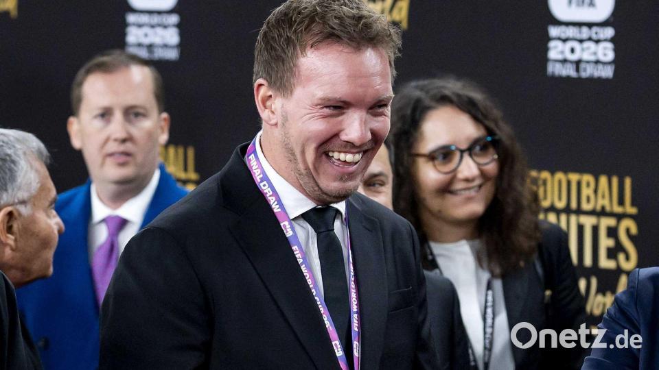 Julian Nagelsmann lacht auf seinem Weg zur Auslosung. Bild: Koen Van Weel/ANP/dpa