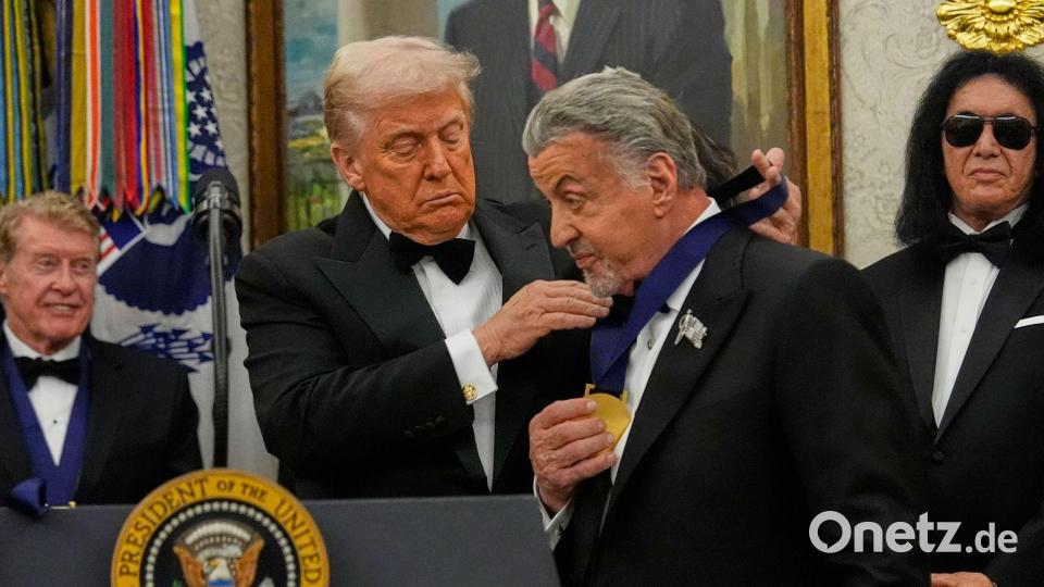US-Präsident Donald Trump (l) überreicht Sylvester Stallone Kennedy Center Honors-Medaille. Bild: Julia Demaree Nikhinson/AP/dpa