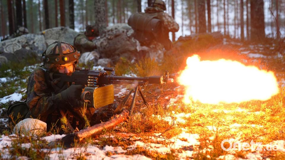 Abwehrbereit - die finnische Armee übt an der Nato-Grenze zu Russland. Bild: Owen Humphreys/PA Wire/dpa