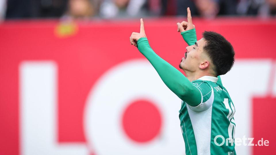 Aaron Keller jubelt nach seinem 2:2 für Fürth. Bild: Daniel Karmann/dpa