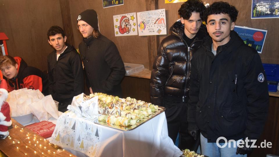 Die Obstspieße haben wir selbst gemacht, versichern die Schüler der Mitttelschule. Bild: fz