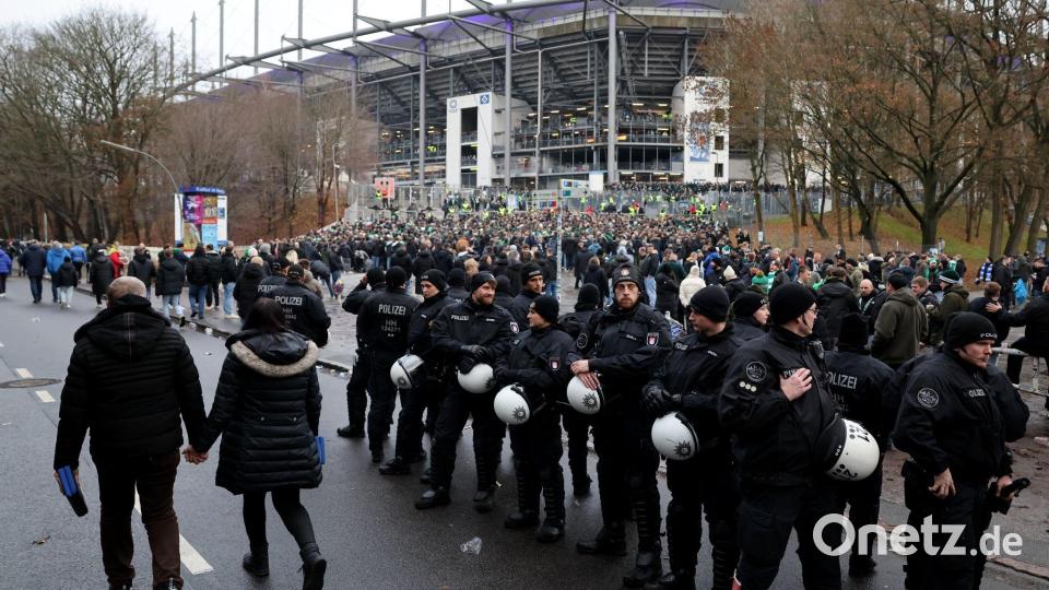 Polizei-Einsatz beim Nordderby zwischen dem Hamburger SV und Werder Bremen. Bild: Christian Charisius/dpa